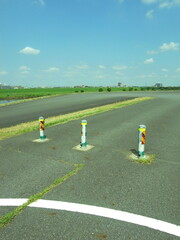 Obraz premium 車止めのある夏の江戸川サイクリング道路風景