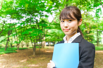 書類を持つビジネスウーマン