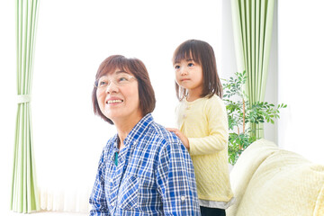 おばあちゃんと遊ぶ子ども