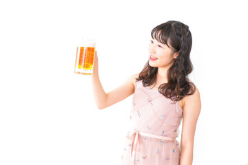 引っ越しをする若い女性