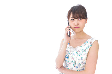 スマホで通話をする若い女性
