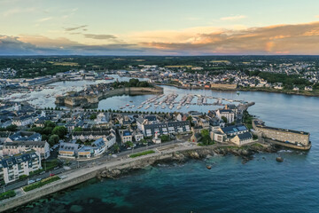 Luftaufnahme, Drohnenaufnahme vom Hafen, der Marina und der Ville Close, historische Altstadt, von Concarneau im Abendlicht, Département Finistère, Bretagne, Frankreich
