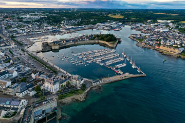 Obraz premium Luftaufnahme, Drohnenaufnahme vom Hafen, der Marina und der Ville Close, historische Altstadt, von Concarneau im Abendlicht, Département Finistère, Bretagne, Frankreich