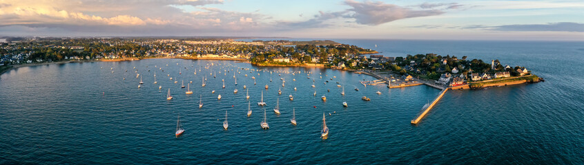 Luftaufnahme, Gro&szlig;e Panorama Drohnenaufnahme vom Hafen und der Bucht vor Bourgneuf und dem Port Vavalo mit Segelboten auf dem Meer im Abendlicht, D&eacute;partement Morbihan, Bretagne, Frankreich