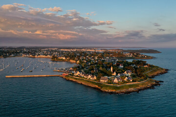 Luftaufnahme, Drohnenaufnahme vom Hafen und der Bucht vor Bourgneuf und dem Port Vavalo mit Segelboten auf dem Meer im Abendlicht, D&eacute;partement Morbihan, Bretagne, Frankreich