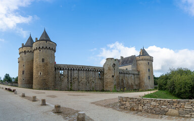 mittelalterlichen Burg, Festung Domaine de Suscinio im Sommer mit blauem Himmel,...