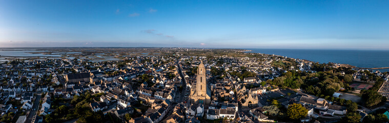 Panorama Luftaufnahme, Drohnenaufnahme der Kirche Saint-Guénolé und der Stadt Batz-sur-Mer mit Blick bis zum atlantischen Ozean, Département Loire-Atlantique, Bretagne, Frankreich