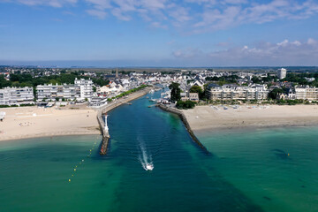 Luftaufnahme, Drohnenaufnahme vom atlantischen Ozean aus auf die Hafeneinfahrt, Durchfahrt zwischen La Baule-Escoublac und Le Pouliguen mit einem Motorboot auf dem Meer, D&eacute;partement Loire-Atlantique, 