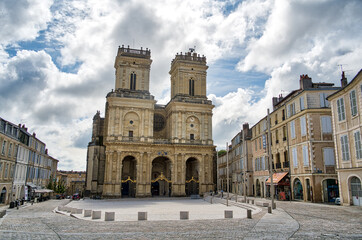 Fototapeta na wymiar Kathedrale Sainte Marie am Jakobsweg und Teile der Altstadt, Auch, Département Gers, Okzitanien, Frankreich