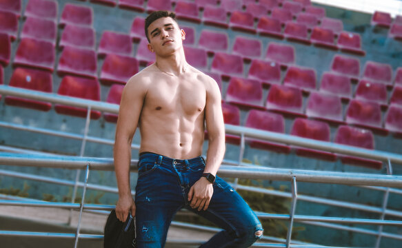 Fitness modelo masculino posando