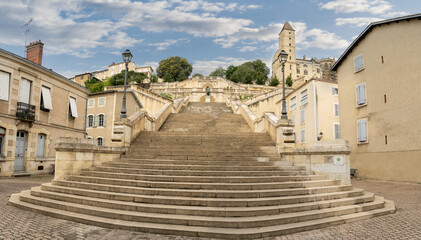 Die monumentale Treppe (Escalier Monumental) mit Blick auf den Turm der Domschatzkammer und dem Denkmal für den Musketier D´Artagnan in der historischen Altstadt von Auch, Département Gers, Okzitanien