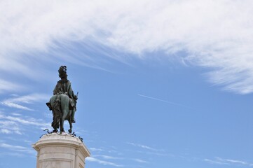 Obraz premium Sky and statue in Lisbon, Portugal.