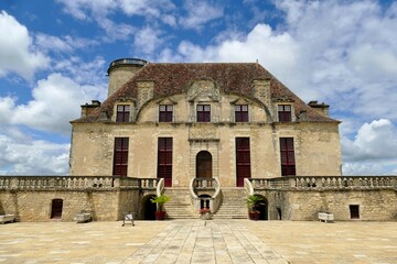 Façade et entrée du château de Duras