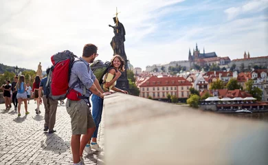 Crédence de cuisine en verre imprimé Prague Happy tourist couple sightseeing  Traveller lifestyle