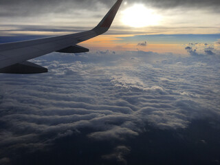 Obraz premium Sunset or sunrise view from a jet aircraft window