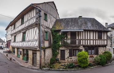 Donzenac (Corrèze, France) - Vue panoramique de maisons à colombages face à la halle