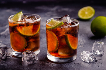 cocktail Cuba Libre with lime and ice