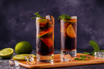 cocktail Cuba Libre with lime and ice