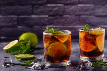 cocktail Cuba Libre with lime and ice