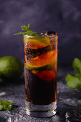 cocktail Cuba Libre with lime and ice