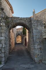 Fototapeta na wymiar La ruelle aux arcades dans le village de la Garde Adhémar (Drôme)
