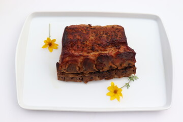 Schweinerücken am Knochen gebacken.