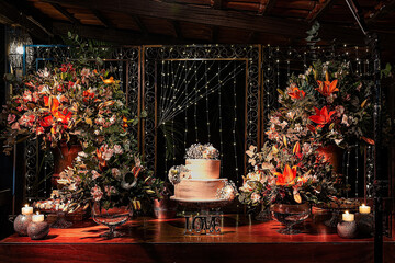 Fototapeta na wymiar Decoração da Mesa do bolo dos noivos