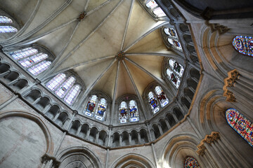 Fototapeta na wymiar Voûtes de la cathédrale Saint-Maurice à Vienne, France