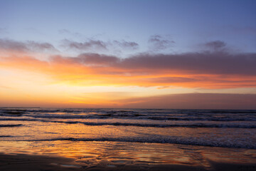 Fototapeta na wymiar Magical colors of the sky before sunrise over the ocean