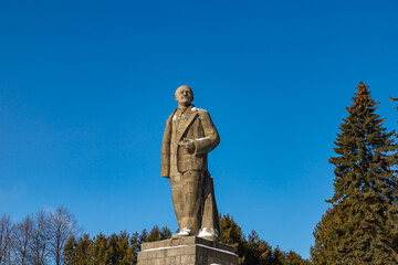 Naklejka premium DUBNA, RUSSIA - FEBRUARY 7, 2021: Monument to V.I.Ulyanov (Lenin) on a winter day at the entrance to the Moscow Canal from the Moscow Sea