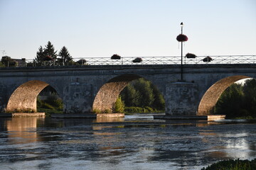 Arches du pont ancien en pierre traversant la rivière