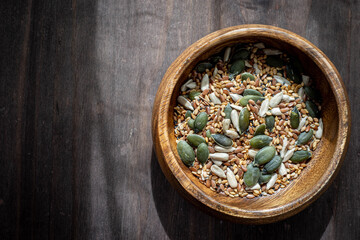 bol de madera con mezcla de semillas