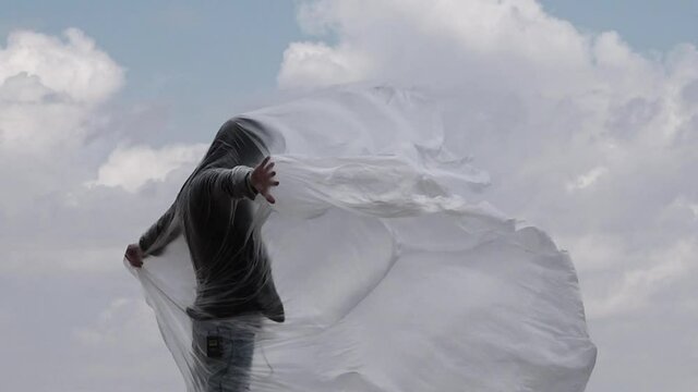Hombre con capucha y tela al viento. En la sierra de G&uacute;dar.