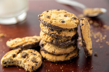 galletas con chocolate ordenadas en fila, acompañadas de leche para cualquier hora del dia 