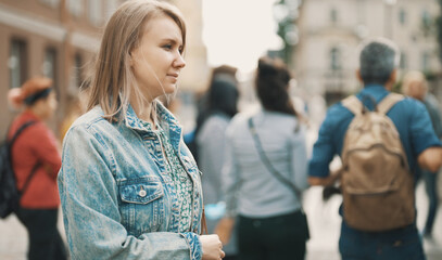 Fototapeta premium Female tourist on sightseeing tours in the old town.