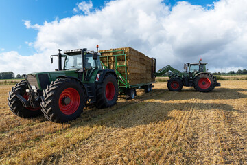 Strohernte - Anhänger auf dem Feld beladen mit Hochdruckballen,  Symbolfoto. © Countrypixel