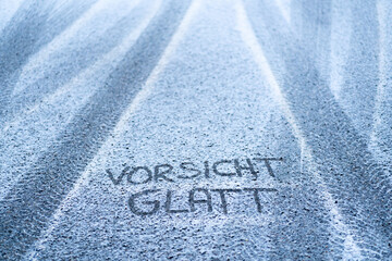 Auf der glatten Fahrbahn im Winter