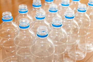 たくさんの透明なペットボトル