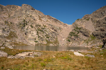 Grassy shore of Wonderland Lake