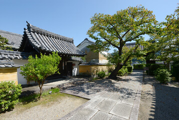 橘寺　本坊入口の門と東門　奈良県明日香村