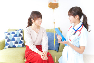 在宅で治療を受ける患者と訪問ナース