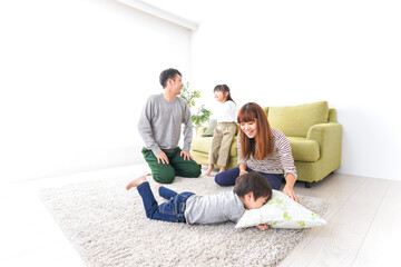 家で遊ぶ家族
