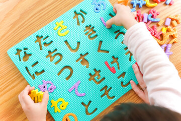 家で勉強をする親子