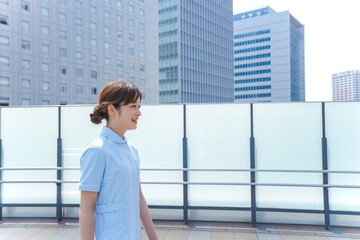 病棟を歩く看護師