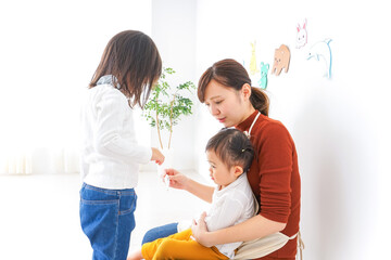 幼稚園で遊ぶ子ども