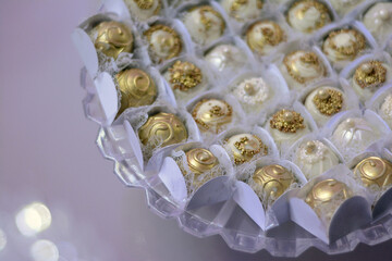 Doce fino bombom dourado e branco para festa