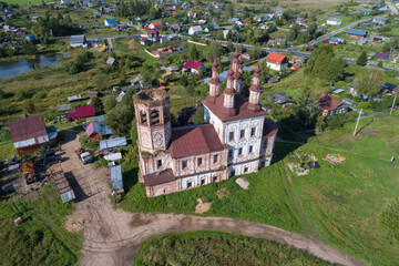 Fototapeta na wymiar View from a height of the old abandoned Church of the Resurrection of Christ (1743-1775) in Varnitsy on a sunny August day. Neighborhoods of the town of Totma. Vologda region, Russia