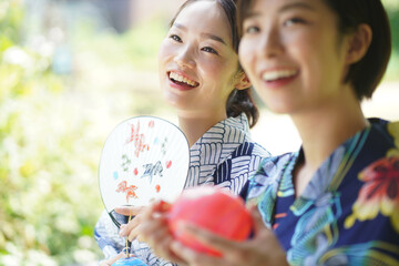 笑顔の浴衣を着た女性