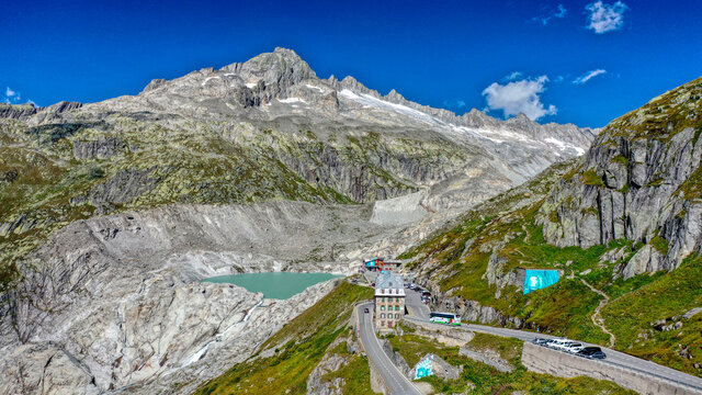 Der Furkapass mit dem Hotel Belvedere und dem Rhonegletscher, Schweiz (September 2021)