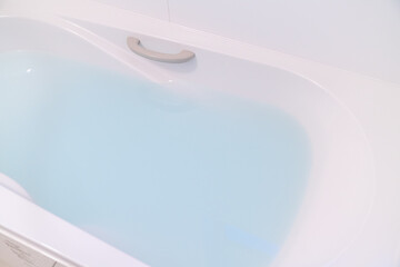 お湯がはられた風呂の写真。バスタイムのイメージ。